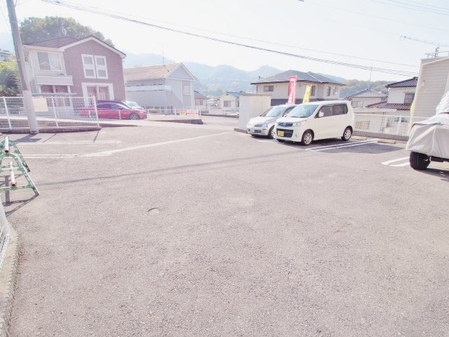 ネオ　インプレスの駐車場