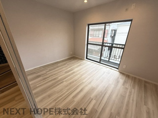 【洋室】 | 尼崎市東難波町４丁目中古戸建　リフォーム済 | 2階洋室６帖です♪バルコニーに面した明るく開放的な室内です！！建具をオープンにしていただくと約16.5帖のLDKとしても使用可能です！！