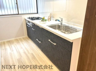 【キッチン】 | 尼崎市東難波町４丁目中古戸建　リフォーム済 | 新品のシステムキッチンです♪収納力もございます！！食器洗い乾燥機付きで食後の後片付けはお任せですね！！