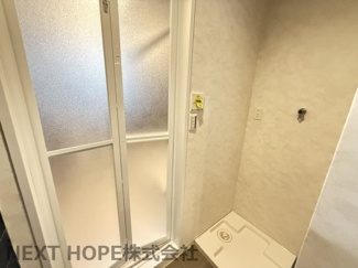 【洗面所】 | 尼崎市東難波町４丁目中古戸建　リフォーム済 | 洗面台横には室内洗濯機置き場もございます♪