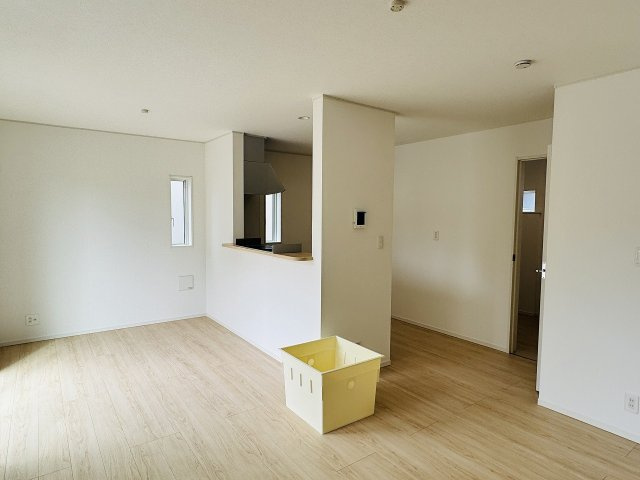 八王子市　宮下町　新築一戸建て　５期の居間・リビング|～15.2帖の明るいLDKで、家族団欒の時間をお過ごしいただけます～