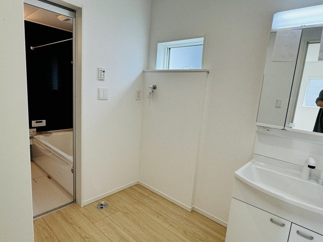八王子市　宮下町　新築一戸建て　５期の脱衣所|～窓付きで明るい洗面所　換気もしやすいです～