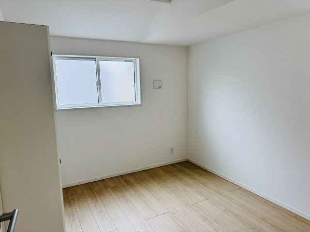 八王子市　宮下町　新築一戸建て　５期の洋室|～2階5.2帖のサービスルーム　2面採光で明るく風通しの良いお部屋です～