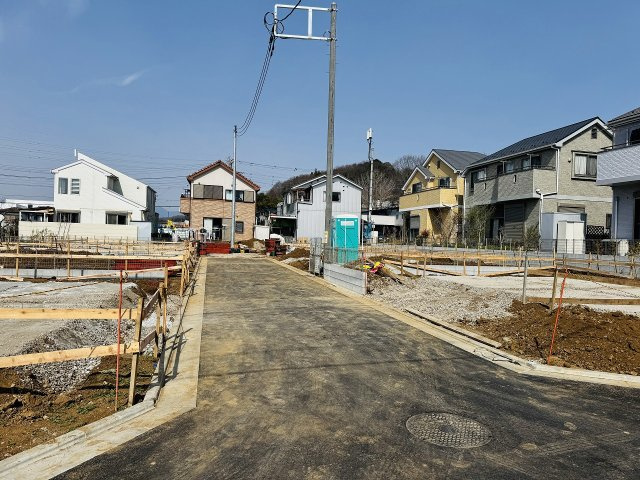八王子市　宮下町　新築一戸建て　５期の前面道路含む現地写真|～東側5.2ｍ・南側4.5ｍ道路に面しています～