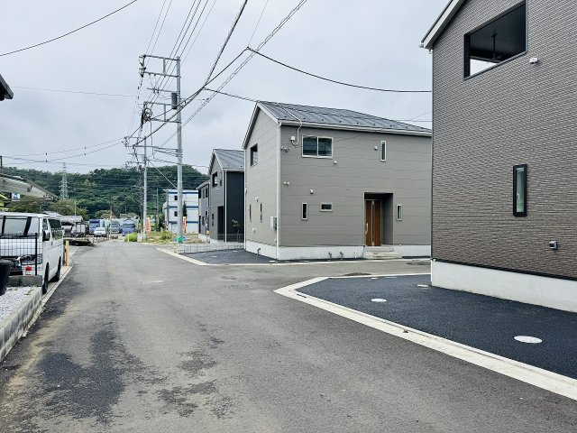 八王子市　宮下町　新築一戸建て　５期の前面道路含む現地写真|～東側5.2ｍ・南側4.5ｍ道路に面しています～