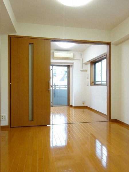 日神デュオステージ上板橋の居間・リビング|こちらのリビングで趣味の時間をお楽しみください