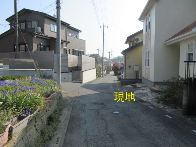 中古戸建　吉見町長谷1591-10の前面道路含む現地写真