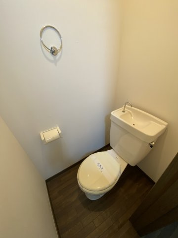 メゾン本町のトイレ|ゆったりとした空間のトイレです