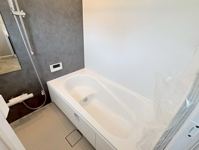 【商談中】タマタウン　岐阜市萱場東町（城西小）　全3区画分譲の浴室|雨天時の洗濯物も安心な換気暖房乾燥機も完備。お子さまやお年寄りが入浴しやすい、あんしん設計です。