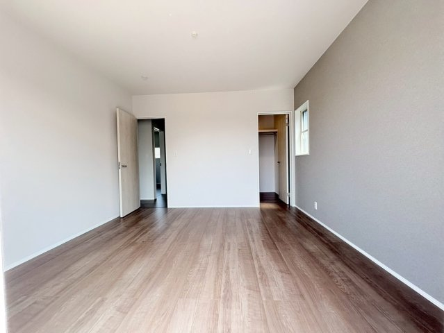 【商談中】タマタウン　岐阜市萱場東町（城西小）　全3区画分譲の洋室|建具やクロスなどをトータルデザインでコーディネートしており、室内に落ち着きと安らぎを与えてくれます。