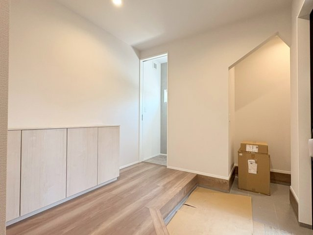 【商談中】タマタウン　岐阜市萱場東町（城西小）　全3区画分譲のその他|大容量のシューズ収納付きで玄関周りもすっきり！玄関ドアからの光が玄関ホールを明るくしてくれます。