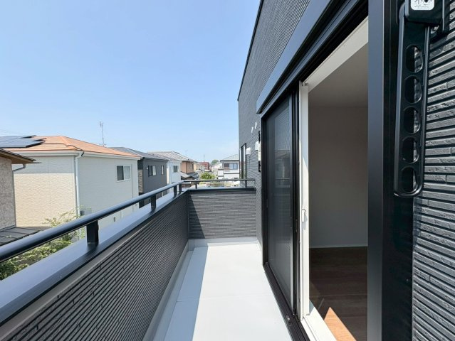 【商談中】タマタウン　岐阜市萱場東町（城西小）　全3区画分譲のバルコニー|バルコニーは南向きで洗濯物もよく乾きます！強度と表面積硬度を持つFPRで防水しています。