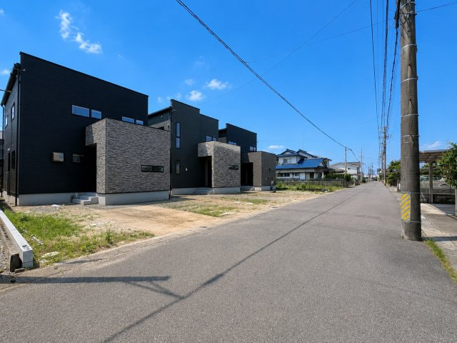 【商談中】タマタウン　岐阜市萱場東町（城西小）　全3区画分譲の前面道路含む現地写真|「現地（2026年7月21日）撮影」　
■外観写真　
■ヤマダ不動産　株式会社リライフ　