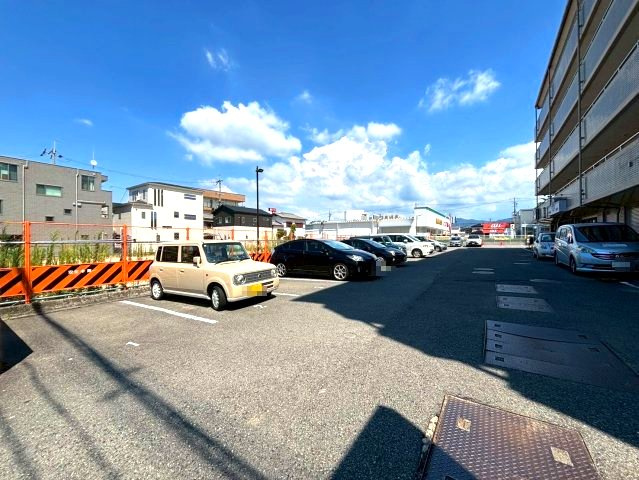 ジョイフル昭栄の駐車場