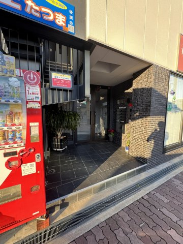 高田屋久菱ビルのエントランス