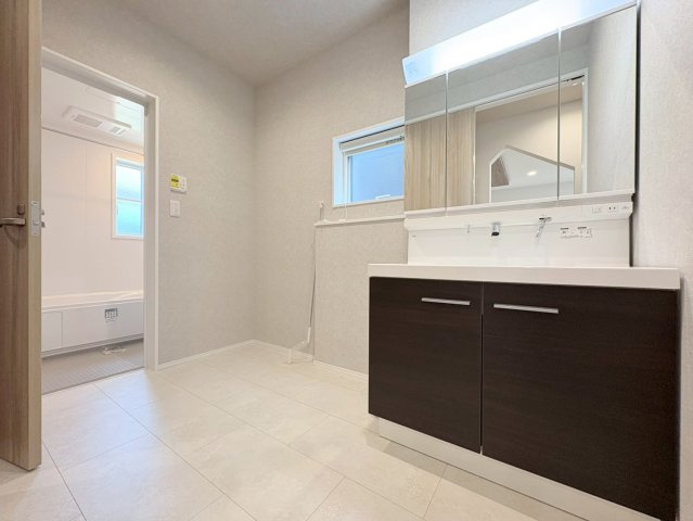 タマタウン　岐阜市萱場東町（城西小）　全3区画分譲の独立洗面台|ミラー扉の内側がすべて収納スペースになっています。女性の目線で考えた使いやすさを備えています。