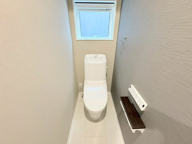 タマタウン　岐阜市萱場東町（城西小）　全3区画分譲のトイレ|超節水型の水洗トイレを標準採用。汚れが付きにくいコーティング加工で、いつでも清潔に保てる便座を装備。