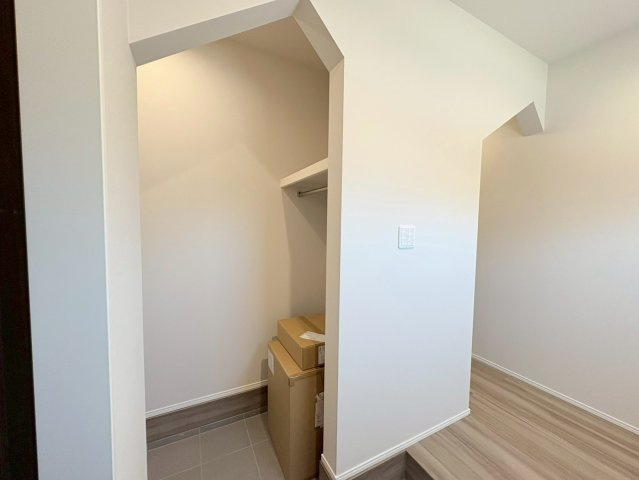 タマタウン　岐阜市萱場東町（城西小）　全3区画分譲の玄関|大容量のシューズ収納付きで玄関周りもすっきり！玄関ドアからの光が玄関ホールを明るくしてくれます。