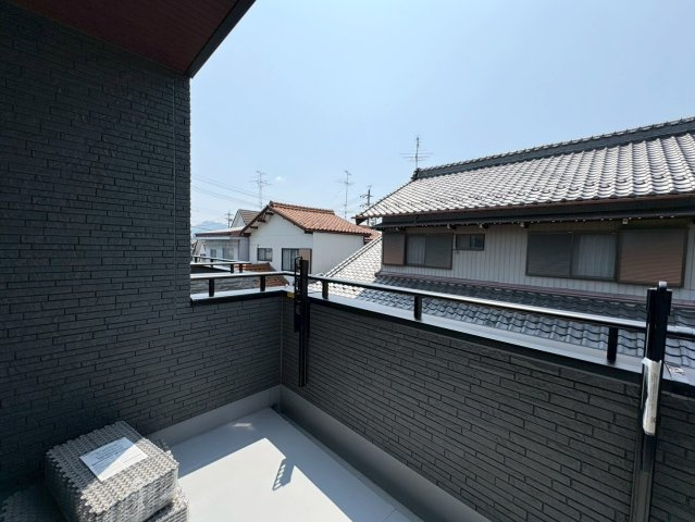 タマタウン　岐阜市萱場東町（城西小）　全3区画分譲のバルコニー|バルコニーは南向きで洗濯物もよく乾きます！強度と表面積硬度を持つFPRで防水しています。
