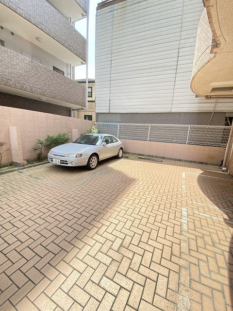 プレステージ立花の駐車場