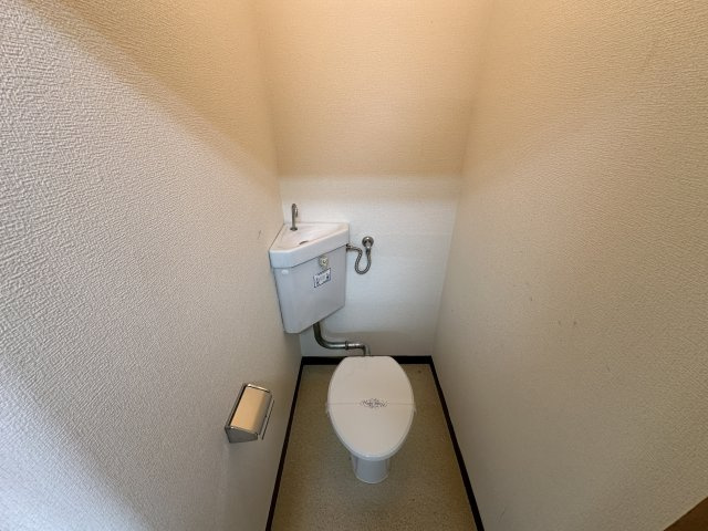 府中市是政２丁目の賃貸マンションのトイレ