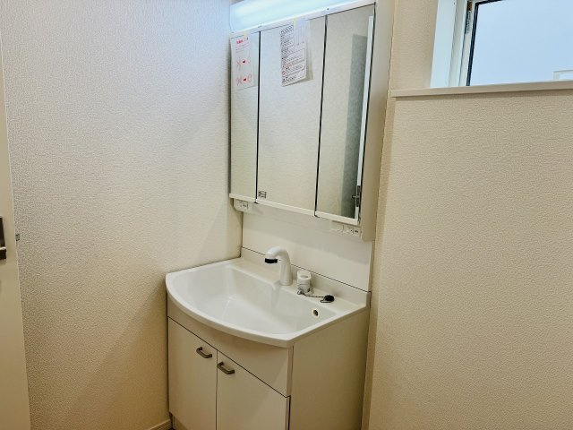 八王子市　宮下町　新築一戸建て　５期の独立洗面台|～３面鏡付きの独立洗面台　細々している物をスッキリ収納出来ます～
