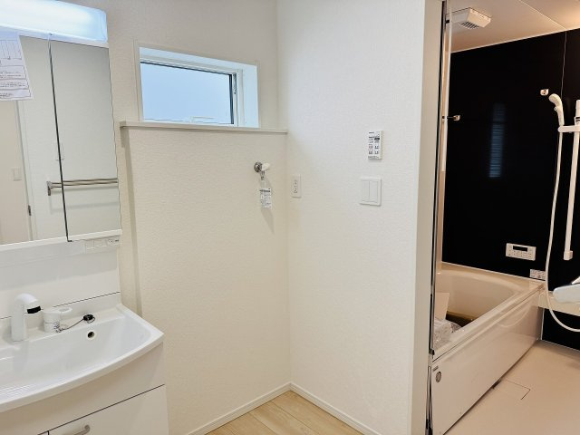八王子市　宮下町　新築一戸建て　５期の脱衣所|～窓付きで明るい洗面所　換気もしやすいです～