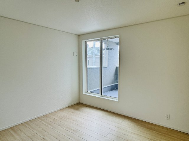 八王子市　宮下町　新築一戸建て　５期の寝室|～2階8.2帖の主寝室　ベッドなど大型家具のレイアウトもしやすい広さです～