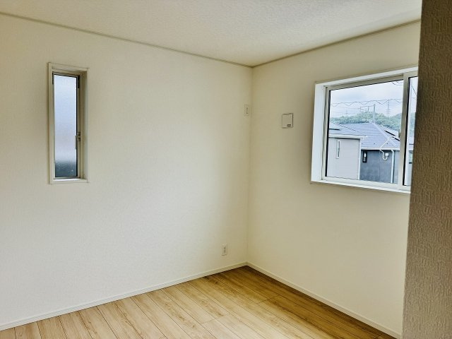 八王子市　宮下町　新築一戸建て　５期の洋室|～2階5.0帖の洋室　2面採光で明るく風通しの良いお部屋です～