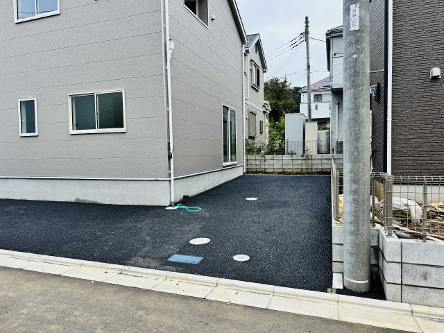 八王子市　宮下町　新築一戸建て　５期の駐車場|～L字型に2台駐車可能～