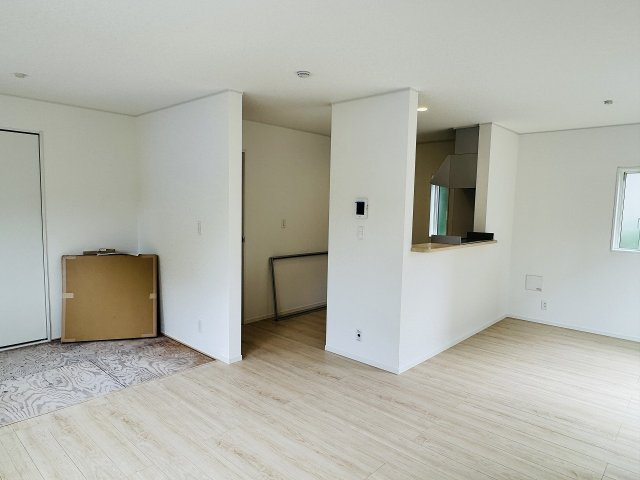 八王子市　宮下町　新築一戸建て　５期の居間・リビング|～16.0帖の明るいLDKで、家族団欒の時間をお過ごしいただけます～