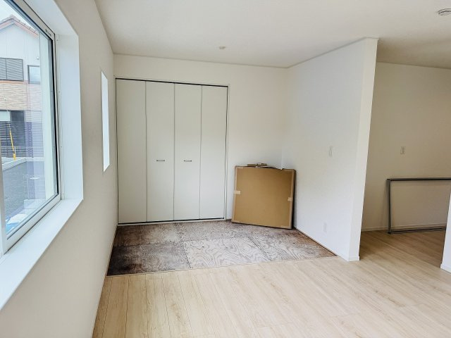八王子市　宮下町　新築一戸建て　５期の居間・リビング|～16.0帖の明るいLDKで、家族団欒の時間をお過ごしいただけます～
