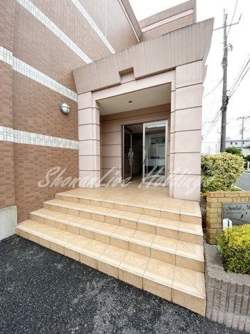 大和市大和東２丁目の賃貸マンションのエントランス