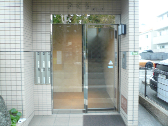 さくらBLDのエントランス|毎日通るエントランスはこのようになっています