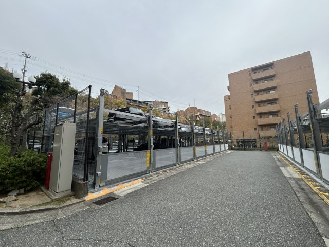 六甲グランドヒルズ２番館の駐車場