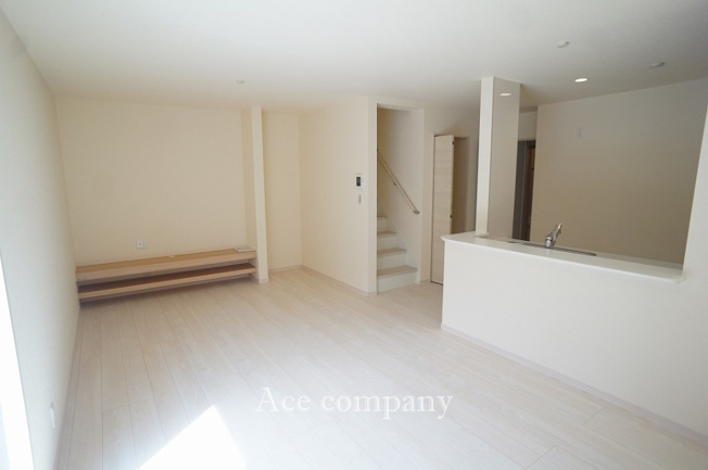 【居間・リビング】 | 東大阪市寺前町2丁目　【2号棟/全6棟】 | 【LDK：17.2帖】キッチンサイドに階段があります♪