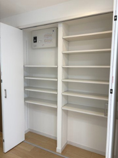 【収納】 | コスモ戸田公園アーバンステージ | 可動棚を採用しているため、掃除機などの大きな家電から日用品のストックまで、荷物のサイズに合わせて効率よく収納できます 。スッキリと片付き、住空間をより広く有効に活用できる便利な収納です 。