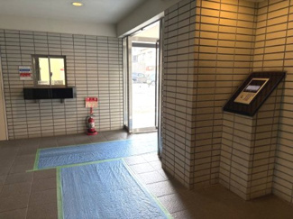 【エントランス】 | コスモ戸田公園アーバンステージ | エントランス。宅配ボックス完備。オートロックと日勤体制の管理人で防犯性もございます。
