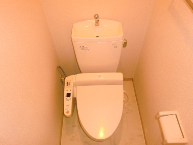 サンルーム戸田のトイレ|清潔感のあるトイレです
