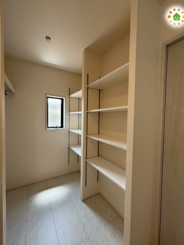 熊谷市月見町　第3　新築一戸建て　リーブルガーデン　01の収納|洗面室やキッチン近くに配置された棚付きの便利な収納スペース! 洗面タオルのストックや日用品、掃除用具などをまとめて綺麗に保管できるため、必要な時にサッと取り出せて家事効率も大きくアップします。
