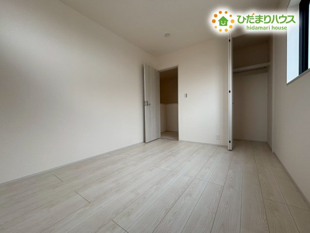 熊谷市月見町　第3　新築一戸建て　リーブルガーデン　01の収納|お部屋を広く使うためのクローゼットがしっかり確保された洋室! 季節ものの衣類やカバンなどをきれいに整理整頓してしまえるため、居住スペースをいつでもすっきり清潔な状態に維持できます♪