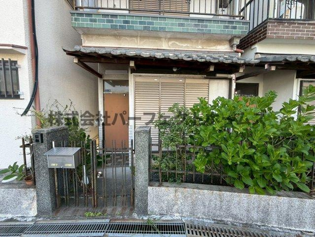 高倉1丁目戸建　賃貸のエントランス|清潔なエントランスです
