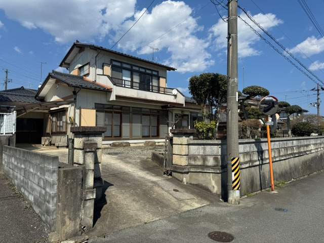 想定年間賃料　96万　想定利回り　2.75％　木造の外観