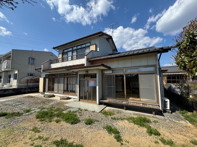 想定年間賃料　96万　想定利回り　2.75％　木造の外観