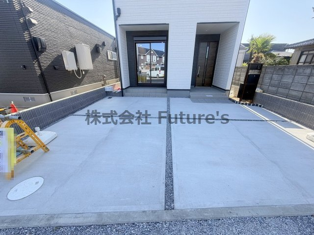 三郷市番匠免　新築戸建　全1棟の駐車場|家族の車＋来客用にも便利な並列2台駐車（車種制限あり）