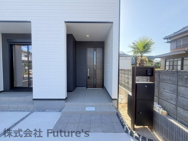 三郷市番匠免　新築戸建　全1棟のエントランス|不在時に便利な宅配BOX完備