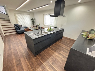 【居間・リビング】 | 廿日市市桜尾１（全2棟）A号棟　ZEH水準住宅 | シンプルなデザインはお掃除やしやすく衛生的。