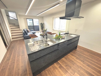 【居間・リビング】 | 廿日市市桜尾１（全2棟）A号棟　ZEH水準住宅 | 広々17帖リビング。キッチンは人気のアイランド！
