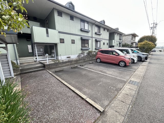 グリーンパークSANO A棟の駐車場