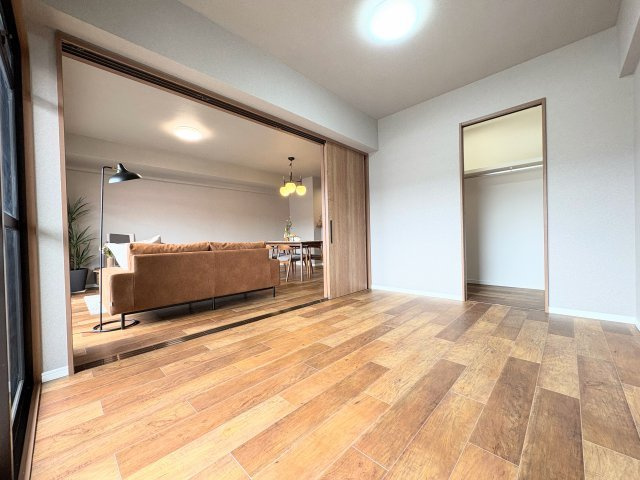 【洋室】 | アダージュ博多南 | リビング横のお部屋は、全室洋室仕様で家具の配置がしやすく、ワークスペースやキッズスペースなど多目的に使える便利な空間です。